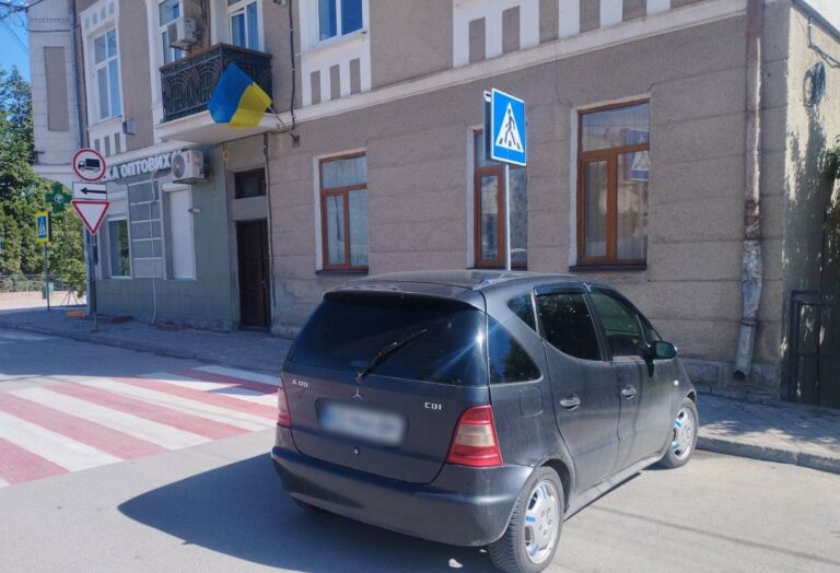МУНІЦИПАЛИ ПРОДОВЖУЮТЬ ШТРАФУВАТИ АВТО, ЯКІ ПАРКУЮТЬСЯ З ПОРУШЕННЯМ ПРАВИЛ