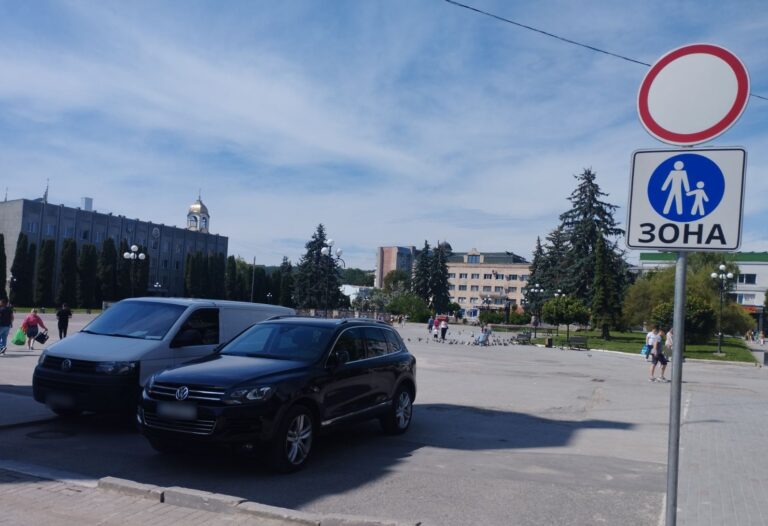МУНІЦИПАЛИ ПРОДОВЖУЮТЬ ШТРАФУВАТИ АВТО, ЯКІ ПАРКУЮТЬСЯ З ПОРУШЕННЯМ ПРАВИЛ