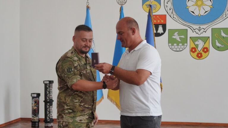 ВОЛОДИМИР ШМАТЬКО ВРУЧИВ ВІДЗНАКУ «ЗА ЧЕСТЬ ТА ВІДВАГУ» ЗАХИСНИКУ – «КІБОРГУ» ЯРОСЛАВУ ГАВЯНЦЮ