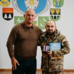 ВОЛОДИМИР ШМАТЬКО НАГОРОДИВ ЗАХИСНИКА ІЗ ЧОРТКОВА ВІДЗНАКОЮ «ЗА ЧЕСТЬ І ВІДВАГУ»