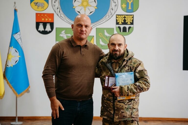 ВОЛОДИМИР ШМАТЬКО НАГОРОДИВ ЗАХИСНИКА ІЗ ЧОРТКОВА ВІДЗНАКОЮ «ЗА ЧЕСТЬ І ВІДВАГУ»