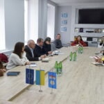 ОСІННІ КАНІКУЛИ, ОПАЛЮВАЛЬНИЙ СЕЗОН, ШКІЛЬНЕ ХАРЧУВАННЯ ТА КОРИСТУВАННЯ ТЕЛЕФОНАМИ: ПРО ЦЕ ТА ІНШЕ ГОВОРИЛИ НА НАРАДІ З КЕРІВНИКАМИ ШКІЛ ЧОРТКІВСЬКОЇ ГРОМАДИ