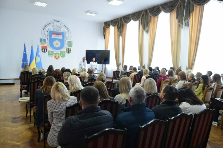 ПРАЦІВНИКИ ЧОРТКІВСЬКОЇ МІСЬКОЇ РАДИ ВЧИЛИСЯ НАДАВАТИ ДОМЕДИЧНУ ДОПОМОГУ