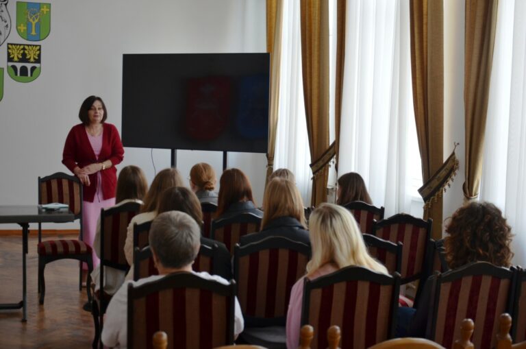 ПРАЦІВНИКИ ЧОРТКІВСЬКОЇ МІСЬКОЇ РАДИ ДІЛЯТЬСЯ ДОСВІДОМ ЗІ СТУДЕНТАМИ