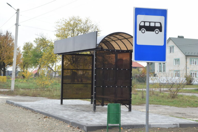 У ЧОРТКОВІ ПРОДОВЖУЮТЬ ВПОРЯДКОВУВАТИ АВТОБУСНІ ЗУПИНКИ