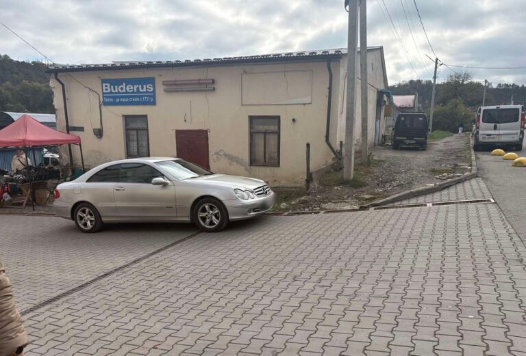 МУНІЦИПАЛИ ПРОДОВЖУЮТЬ ШТРАФУВАТИ АВТО, ЯКІ ПАРКУЮТЬСЯ З ПОРУШЕННЯМ ПРАВИЛ